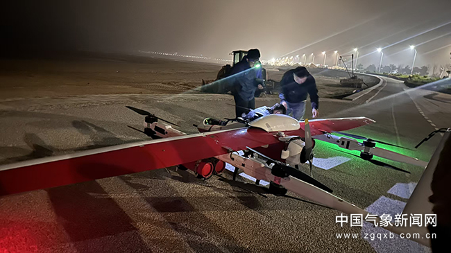 图为无人机人工消雾试验起飞前准备 张艺博 摄影 拷贝.jpg